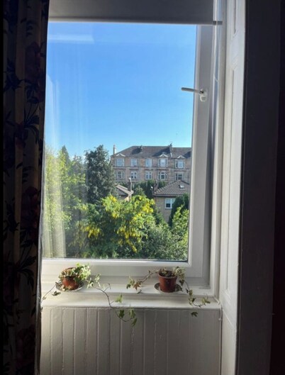 Hip, neo-Victorian style character flat, cool coffee shops & close to transport.