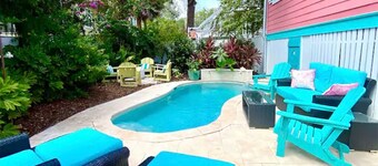 Couples Retreat with POOL + FREE Bikes & Golf Cart + Stroll to Beach