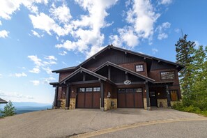 Exterior - Ski-In/Ski-Out Lodge w/ Hot Tub + Views (Big White Mountain)
