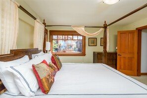 4 bedrooms, free WiFi, bed sheets - Ski-In/Ski-Out Lodge w/ Hot Tub + Views (Big White Mountain)