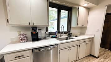 Microondas, horno, placa de cocina y lavavajillas