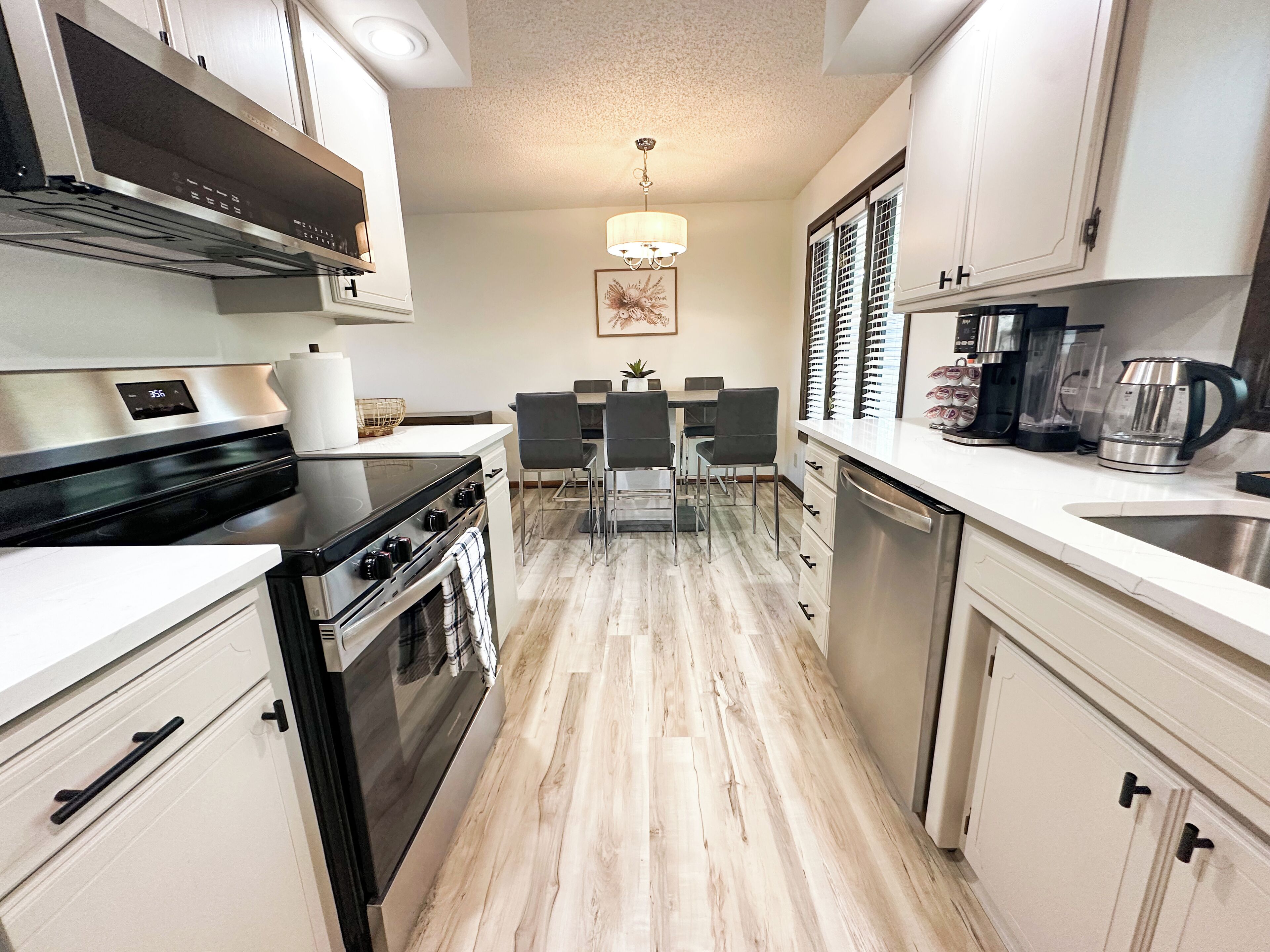 Microondas, horno, parrilla de estufa y lavavajillas 