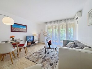 TV - Mimosas Getaway • 2-room apartment + terrace, park (Saint-Raphaël)