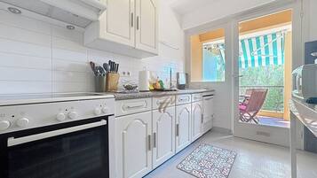 Een koelkast, een microgolfoven, een oven, een vaatwasser