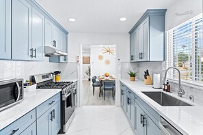 Een koelkast, een magnetron, een oven, een kookplaat