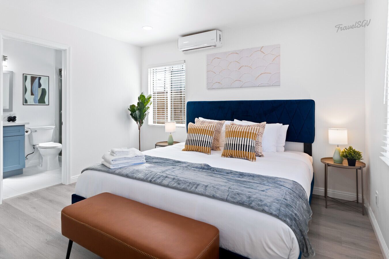 Tabla de planchar con plancha, wifi gratis, ropa de cama