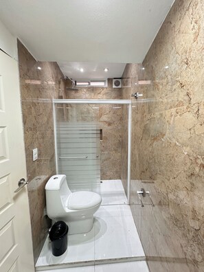 Dusche, Handtücher, Seife, Toilettenpapier