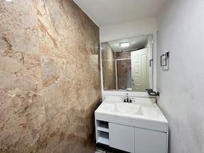 Douche, serviettes fournies, savon, papier toilette