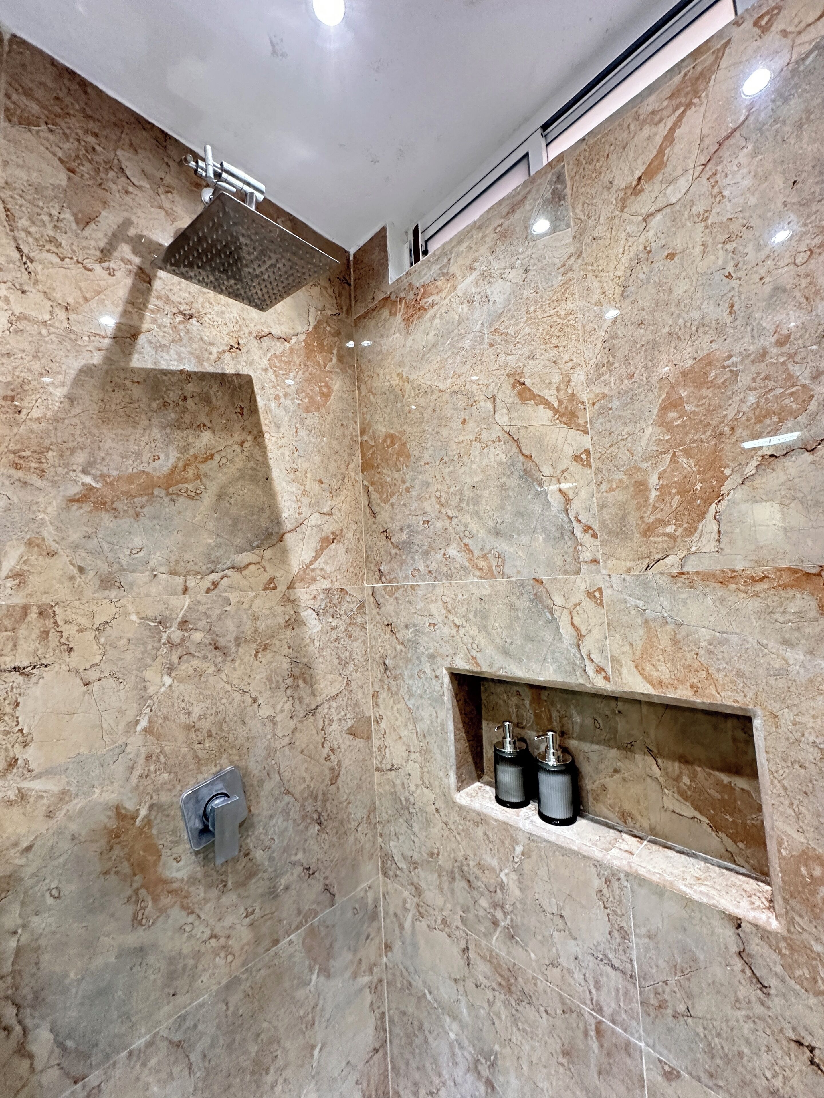 淋浴设施、毛巾、肥皂、卫生纸