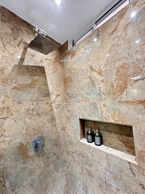 Douche, serviettes fournies, savon, papier toilette