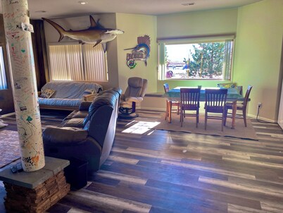 Mountain View walk out .safe private entrance, large patio very quiet. safe!