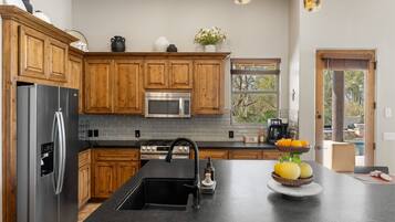 Refrigerador, microondas, horno, placa de cocina