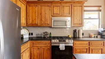 Frigorifero, microonde, forno, piano cottura