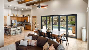 Smart TV, mesa de ping pong, libros