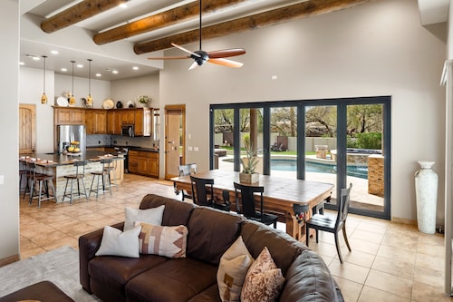 Desert Oasis w Hot Tub • Pool • Sports Courts • Views by Blissful Vacation Stays