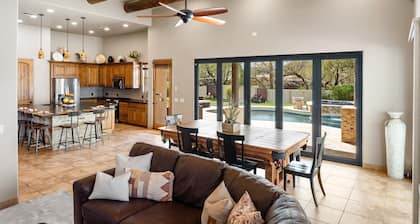 Desert Oasis w Hot Tub • Pool • Sports Courts • Views by Blissful Vacation Stays