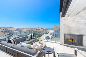 Terrace/patio - Luxury Three-Level 6BR | AC, Ocean Views & Rooftop Deck w/ Private Hot Tub | Steps to the Sand! (Newport Beach)