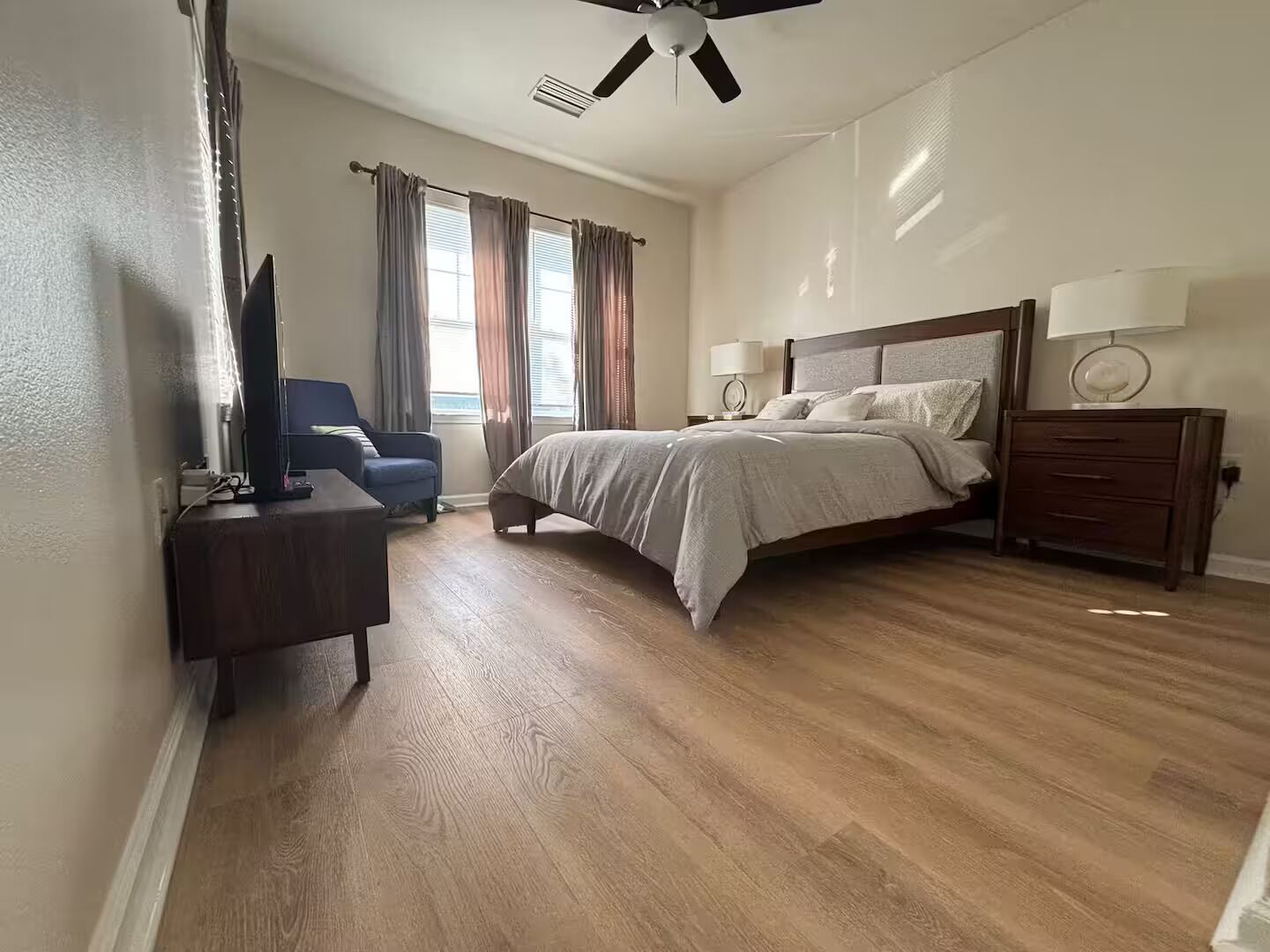 3 chambres, fer et planche à repasser, Wi-Fi, draps fournis