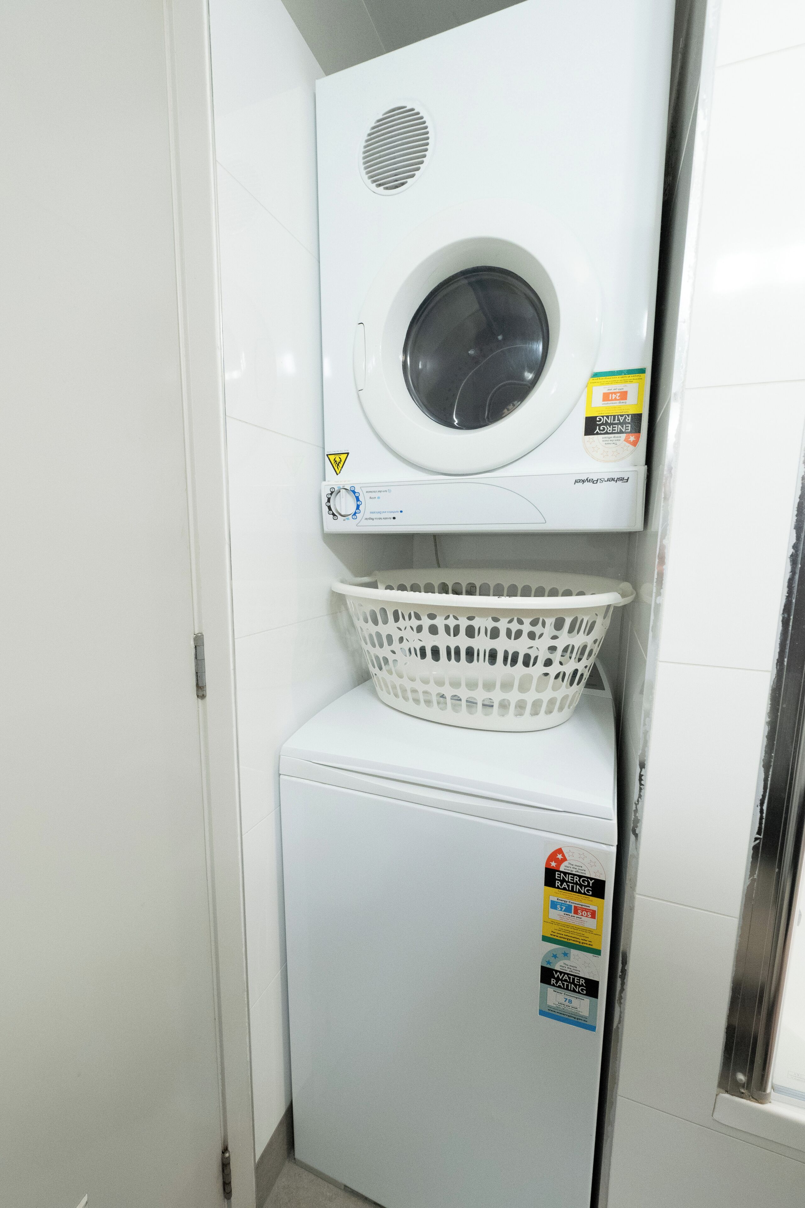 Una lavadora y secadora compacta con altas calificaciones de eficiencia energética y de agua.