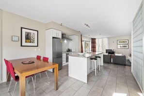 Apartment, 2 Schlafzimmer, eingeschränkter Meerblick | Essbereich im Zimmer