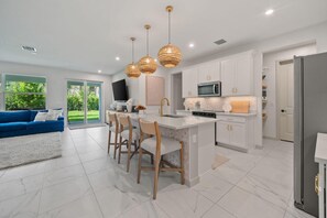 Mikrowelle, Ofen, Herdplatte, Geschirrspüler