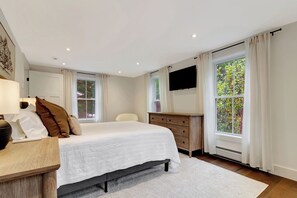 Desk, iron/ironing board, WiFi, bed sheets