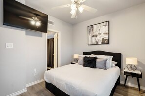 1 bedroom, desk, iron/ironing board, travel cot - 1BR The Raven Flats C! Hermann Park! Zoo! Museums! Medical Center! (Houston)