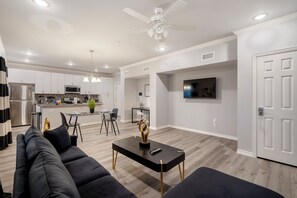 Smart TV - 1BR The Raven Flats C! Hermann Park! Zoo! Museums! Medical Center! (Houston)
