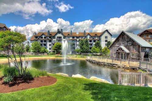 Bright retreat w/ hot tub & resort access