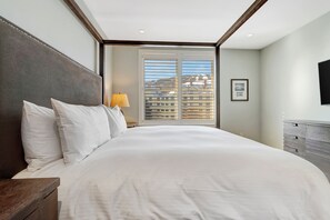 4 chambres, bureau, fer et planche  à repasser, lit de bébé portatif