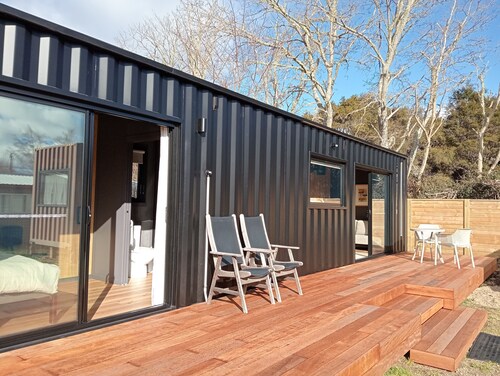 Chic modern shipping container a short stroll from Lake Taupo/Waitahanui River.