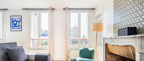 Een televisie en een stereo