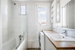 Hair dryer, towels - Blueground | Saint-Thomas-d'Aquin, view, nr Musée d'Orsay (Paris)