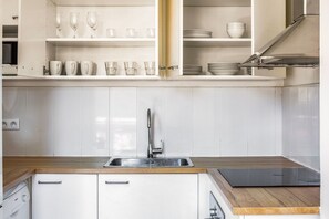 Køleskab, mikrobølgeovn, ovn, kogeplade
