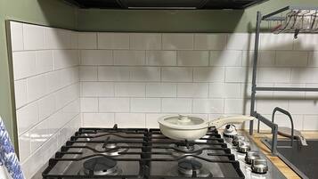 Geladeira, micro-ondas, fogão, cafeteira/chaleira