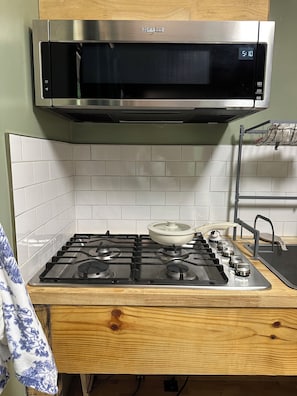Refrigerador, microondas, horno y cafetera y tetera