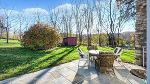 Outdoor dining - Farmhouse & Private yard in Patterson NY (Patterson)