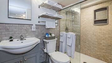 Douche, sĂšche-cheveux, serviettes fournies, savon
