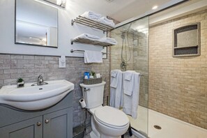 Douche, sèche-cheveux, serviettes fournies, savon