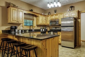 Fridge, microwave, oven, stovetop - Stunning & Relaxing Getaway: 5-Star Location - Hot Tub - Game Room - Sleeps 8! (Gatlinburg)