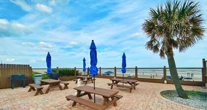 NEW! Stunning Ocean Front Studio Private Balcony