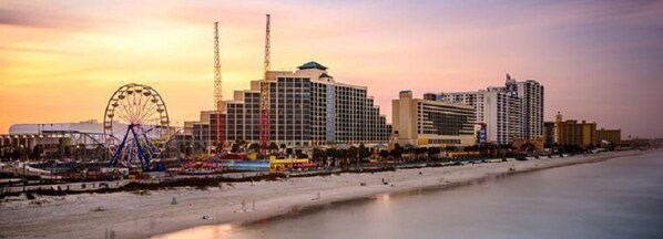 Beach towels - NEW! Stunning Ocean Front Studio Private Balcony (Daytona Beach)