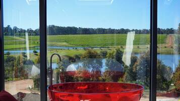 Honeymoon Cabin, Vineyard View | Bathroom | Free toiletries, towels, soap, shampoo