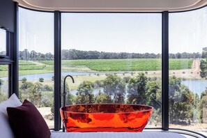 Honeymoon huisje, uitzicht op wijngaard | Badkamer | Gratis toiletartikelen, handdoeken, zeep, shampoo