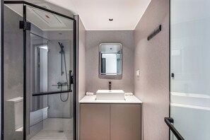 Articles de toilette gratuits, sèche-cheveux, serviettes fournies, savon