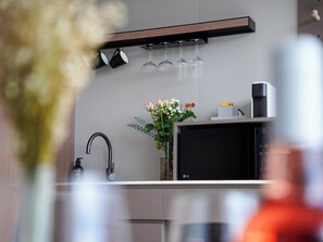 ثلاجة صغيرة، ميكروويف، مستلزمات طهي/أطباق/أوعية