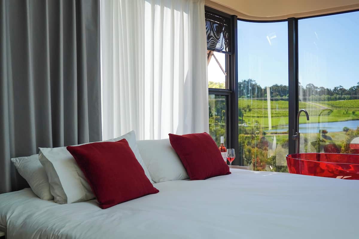 Honeymoon Cabin, Vineyard View | Free WiFi