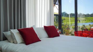 Honeymoon Cabin, Vineyard View | Free WiFi