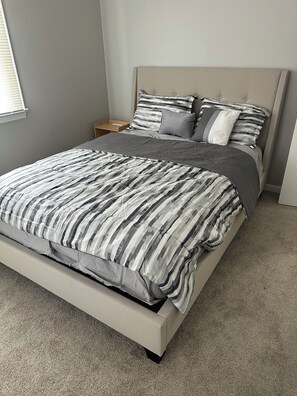 3 bedrooms, iron/ironing board, free WiFi, bed sheets - 3-bedroom house in awesome Omaha with WiFi, AC by Westroads Mall (Omaha)