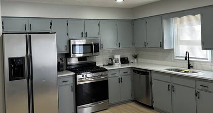 3-bedroom house in awesome Omaha with WiFi, AC by Westroads Mall